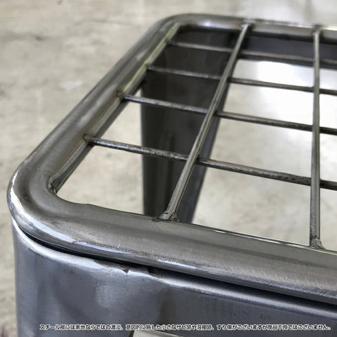 ミッドセンチュリー家具の雰囲気を感じさせてくれるスチールの質感は温かみがあり、使えば使うほど味わい深い一台になってくれます。